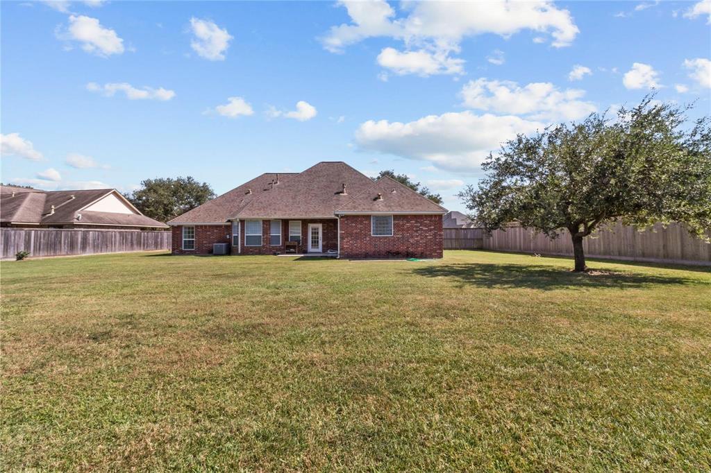 1017 Enchanted Oaks Drive, Angleton, Texas image 6