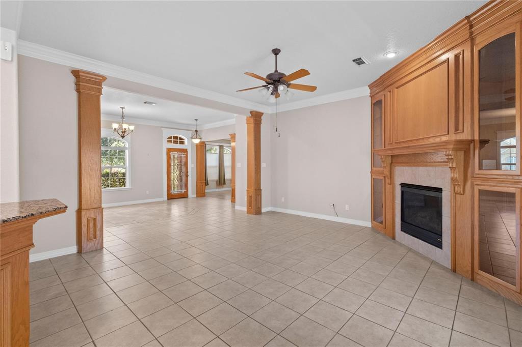 1017 Enchanted Oaks Drive, Angleton, Texas image 4