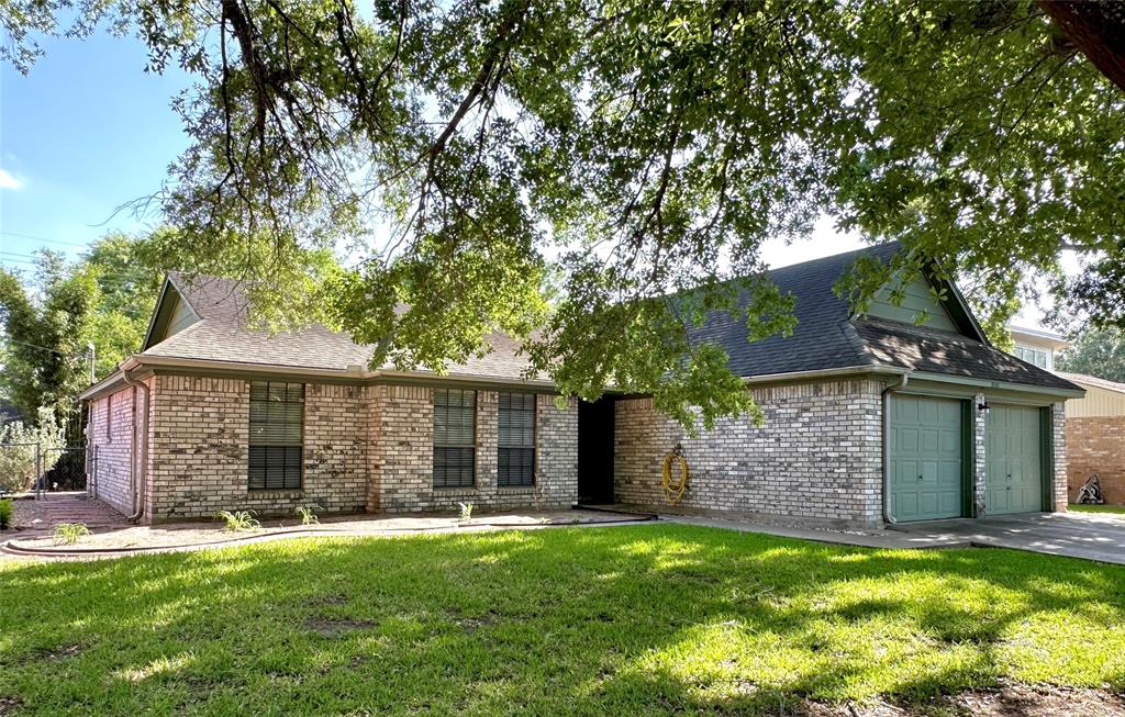 1203 Edgebrook Drive, El Campo, Texas image 2