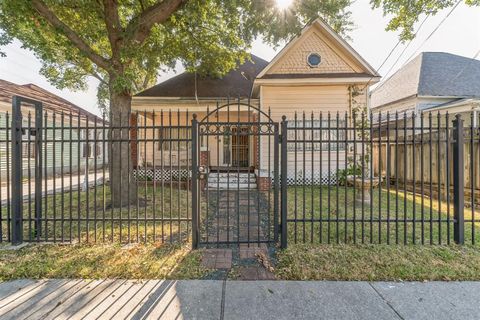 Photo of 2009 Chestnut Street, Houston, TX 77009 (MLS # 46725219) Photo of 2009 Chestnut Street, Houston, TX 77009 (MLS # 46725219)