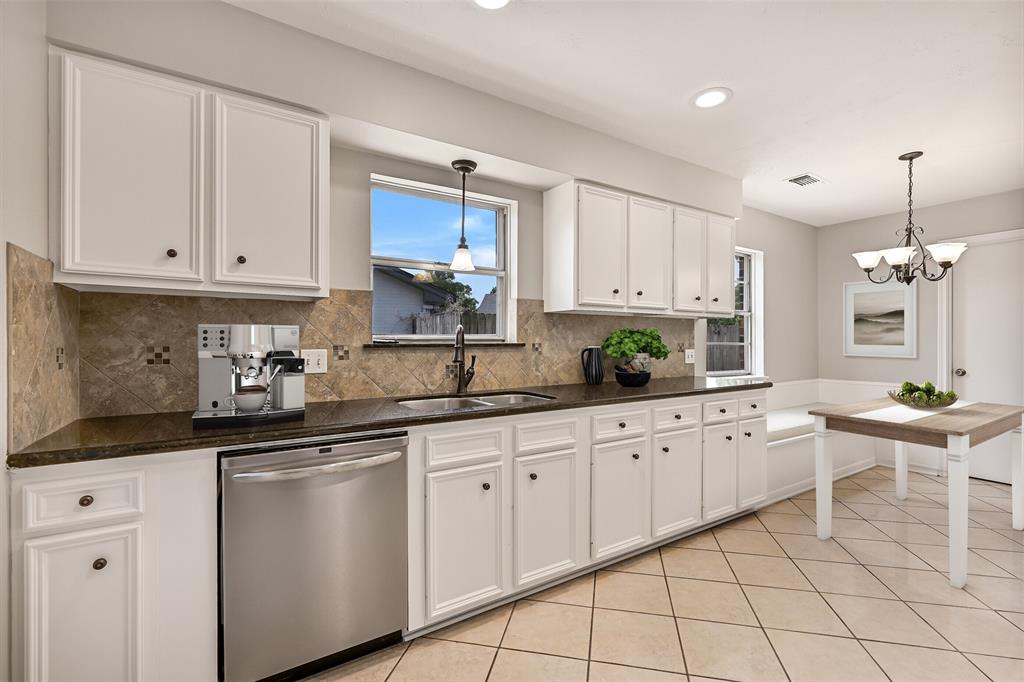 5014 Encino Court, Friendswood, Texas image 11