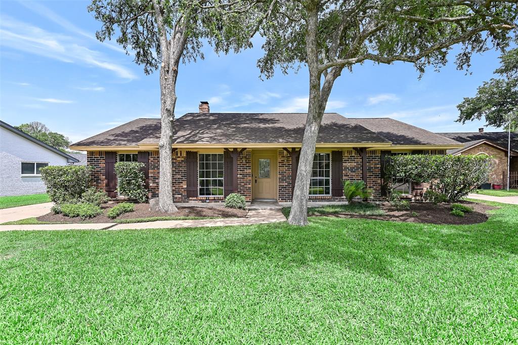 5014 Encino Court, Friendswood, Texas image 1