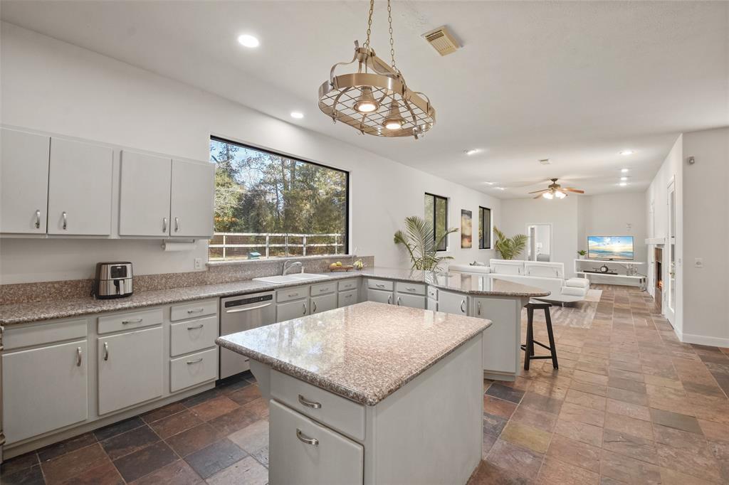 5 Oak Crest Circle, Magnolia, Texas image 11