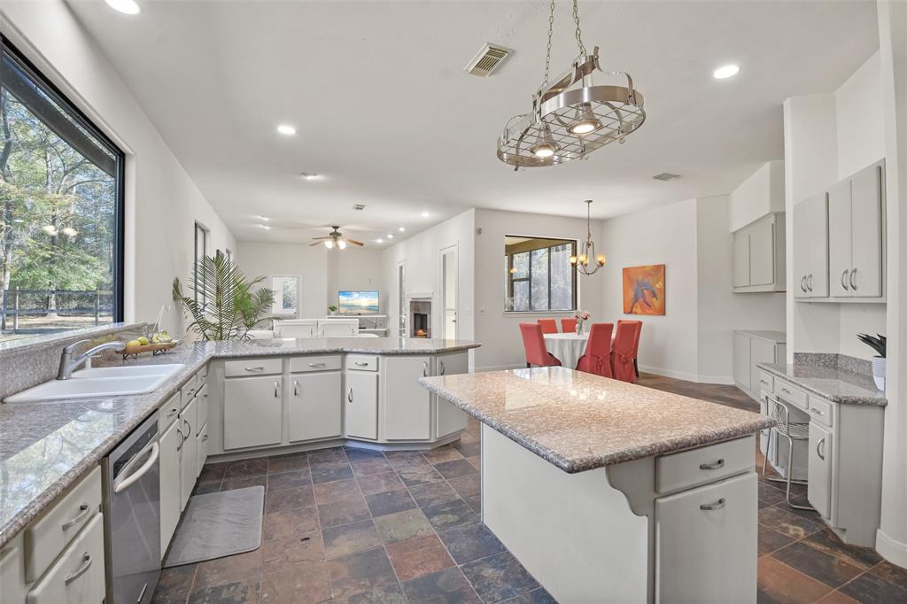 5 Oak Crest Circle, Magnolia, Texas image 10
