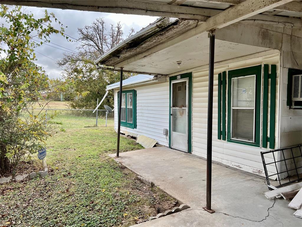 808 W Boundary Street, Giddings, Texas image 3