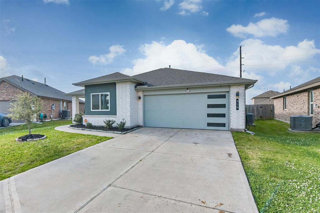 918 Betsy Hill Drive, Rosharon, Texas image 3
