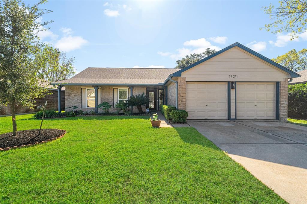 19211 Haystream Drive, Katy, Texas image 1