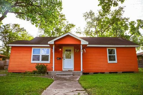 A home in Angleton