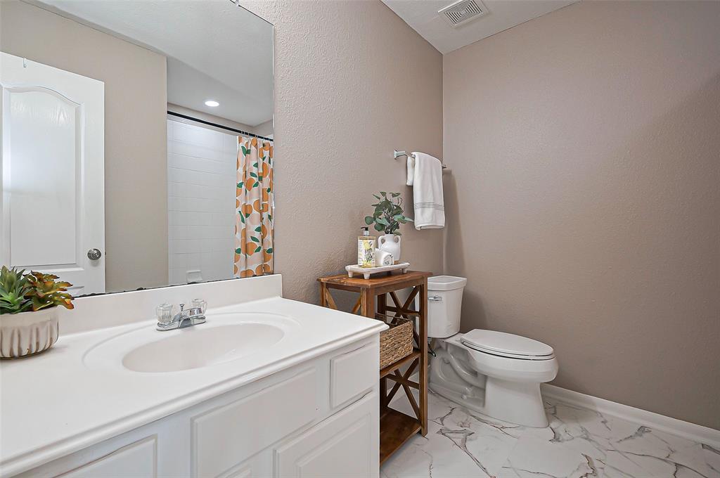 2715 Coyote Trail Drive, Missouri City, Texas image 17