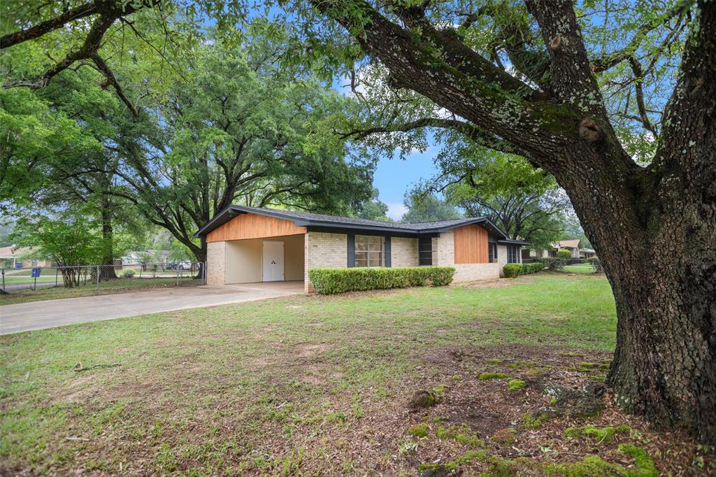 106 Rosewood Drive, Crockett, Texas image 2