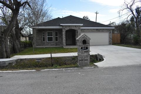 Single Family Residence in Houston TX 304 Armstrong Street.jpg