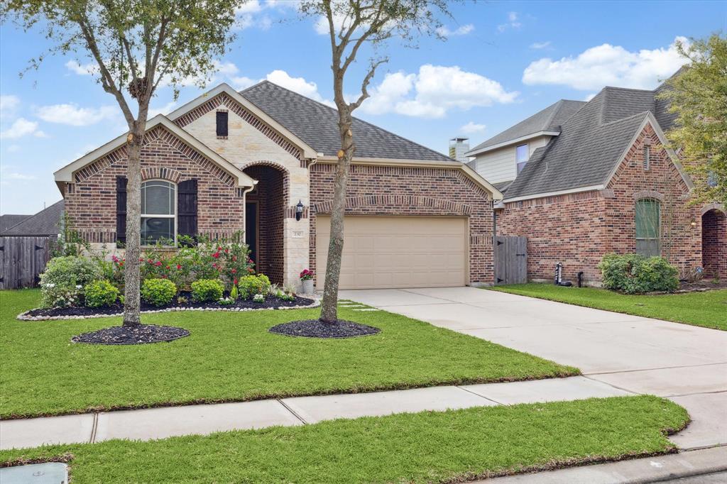 737 Mercer Falls Lane, League City, Texas image 2