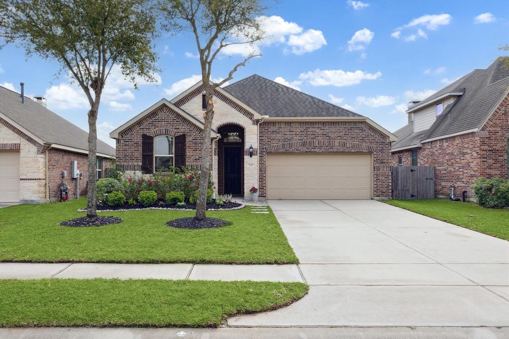 737 Mercer Falls Lane, League City, Texas image 1