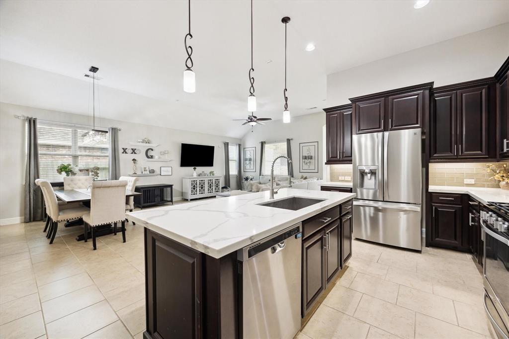 737 Mercer Falls Lane, League City, Texas image 8