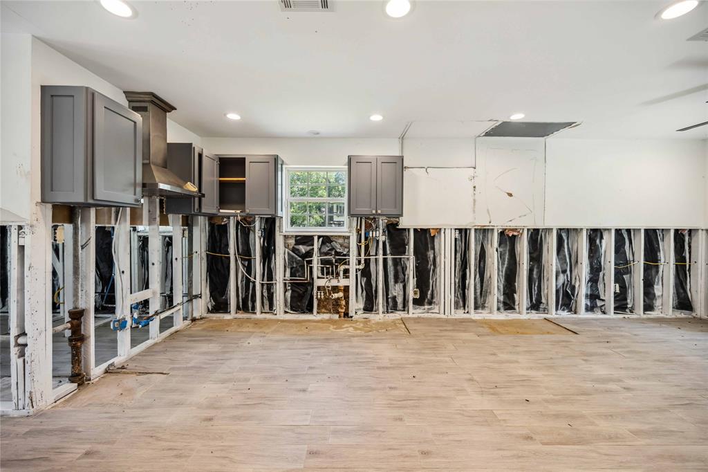 528 Robert E Lee Drive, Conroe, Texas image 9