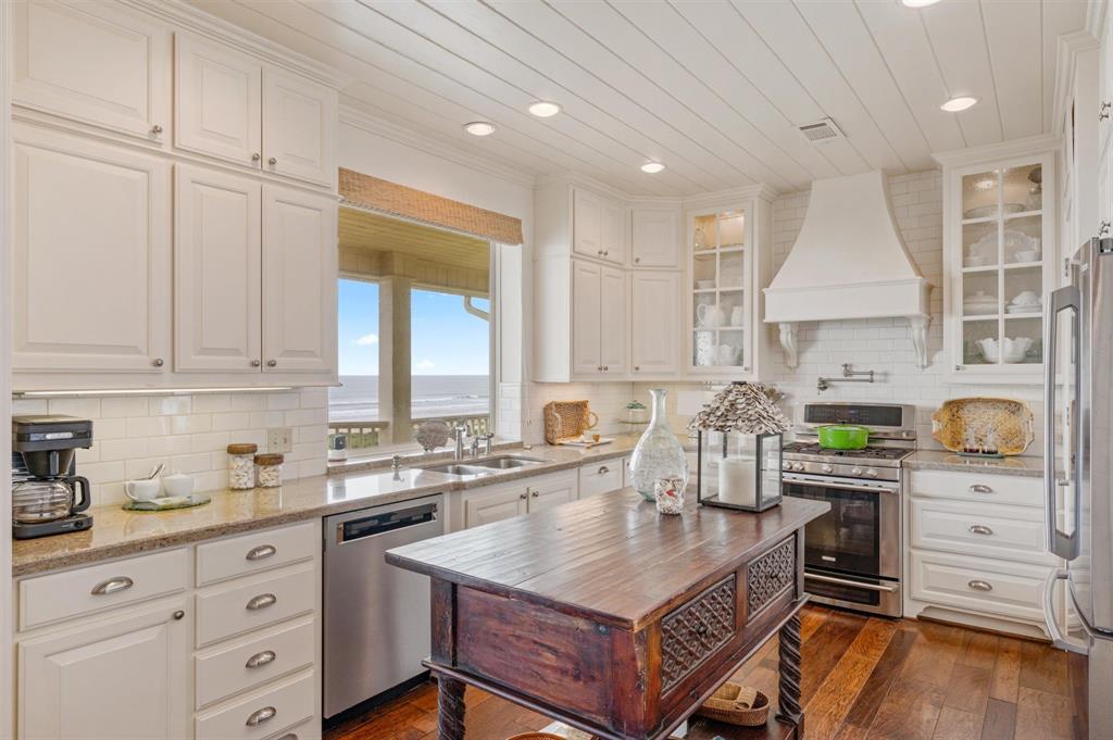 3210 Gulf Castle Drive, Crystal Beach, Texas image 15
