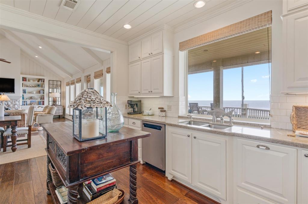 3210 Gulf Castle Drive, Crystal Beach, Texas image 17