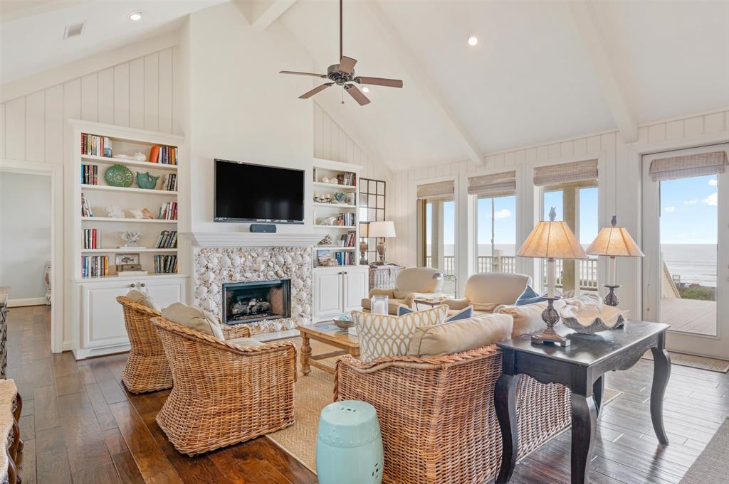 3210 Gulf Castle Drive, Crystal Beach, Texas image 9