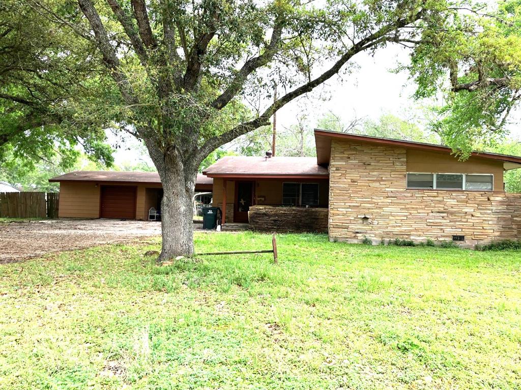 612 Flournoy Street, Edna, Texas image 3