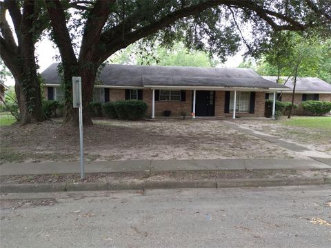 Photo of 1301 Plantation Drive, Crockett, TX 75835 (MLS # 2759845) Photo of 1301 Plantation Drive, Crockett, TX 75835 (MLS # 2759845)