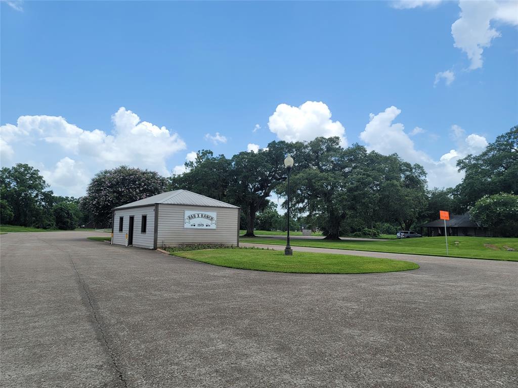 688 Pony Trail, Angleton, Texas image 2