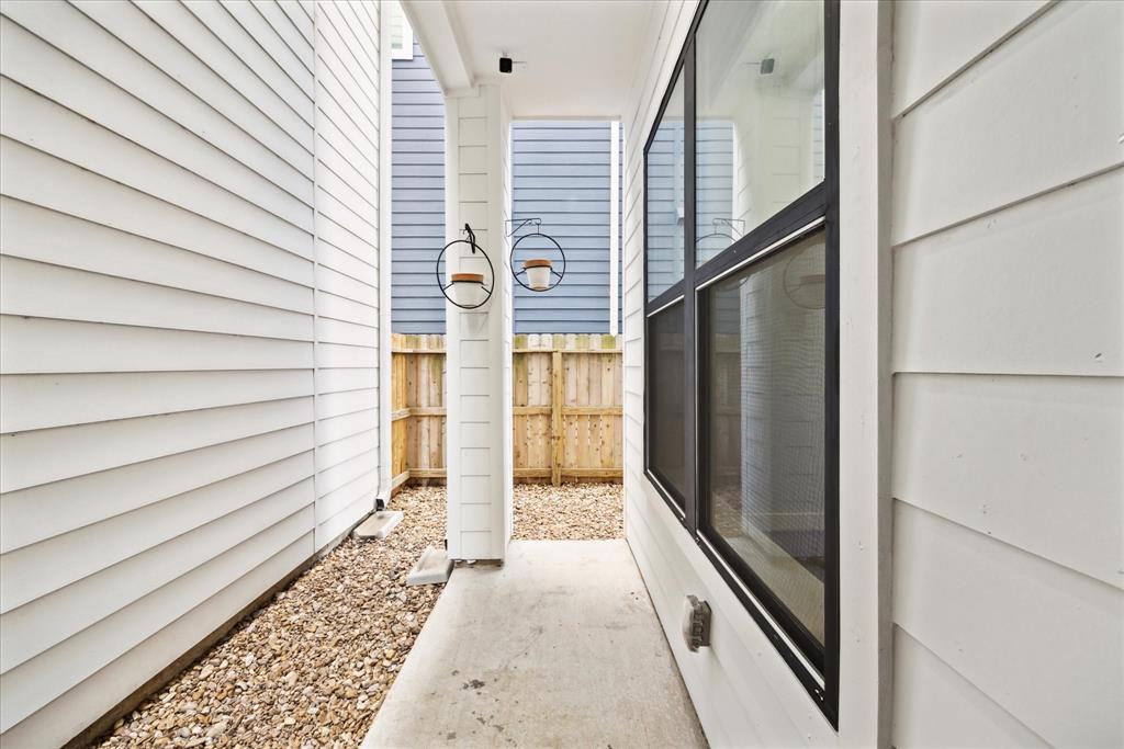513 W 10th Street, Houston, Texas image 2