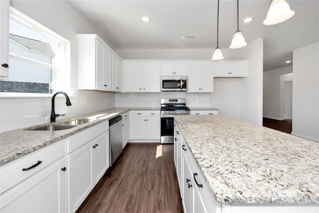 406 Kendall Crest Drive, Alvin, Texas image 2