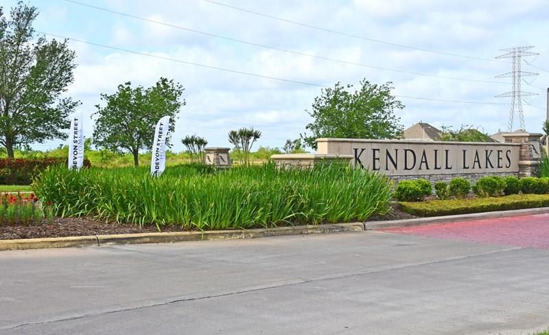 406 Kendall Crest Drive, Alvin, Texas image 12