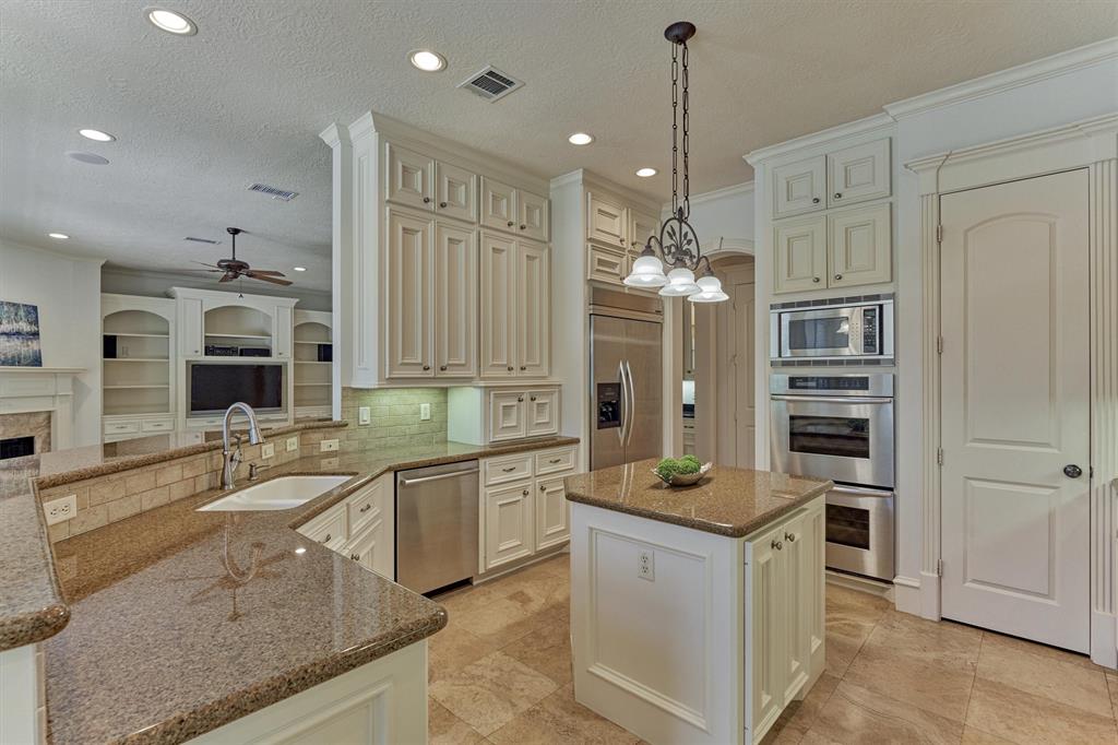 2 S Garnet Bend, The Woodlands, Texas image 13