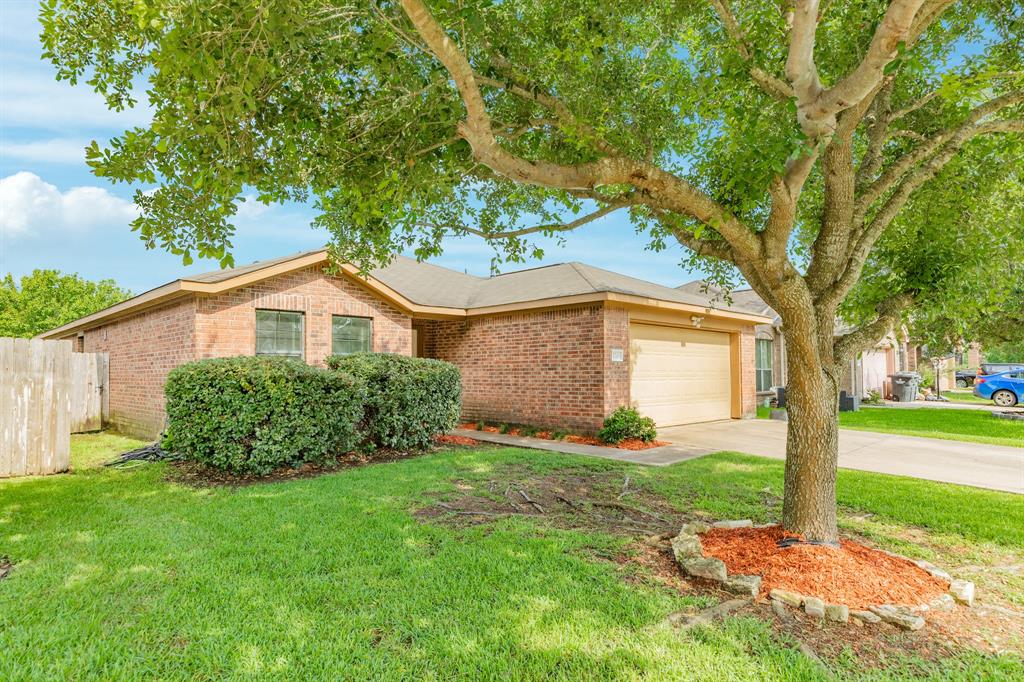 5206 La Rocco Way, Alvin, Texas image 2