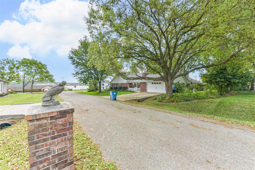 9818 Twin Shores Drive, Willis, Texas image 5