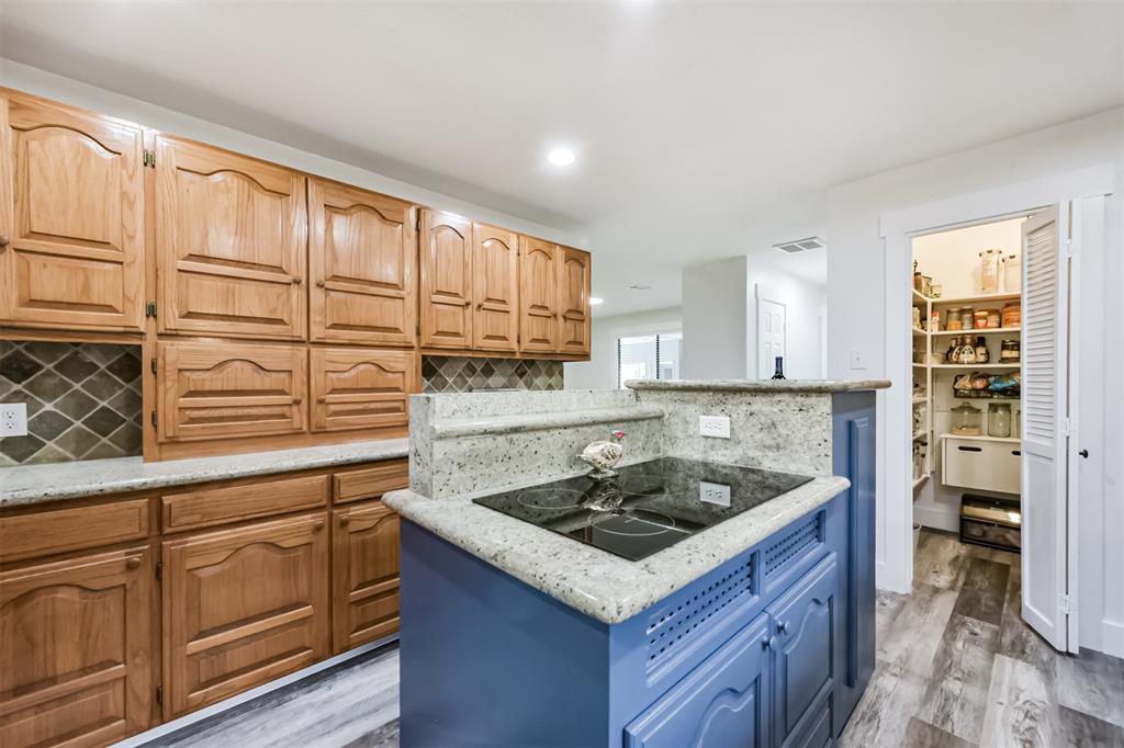 9818 Twin Shores Drive, Willis, Texas image 16