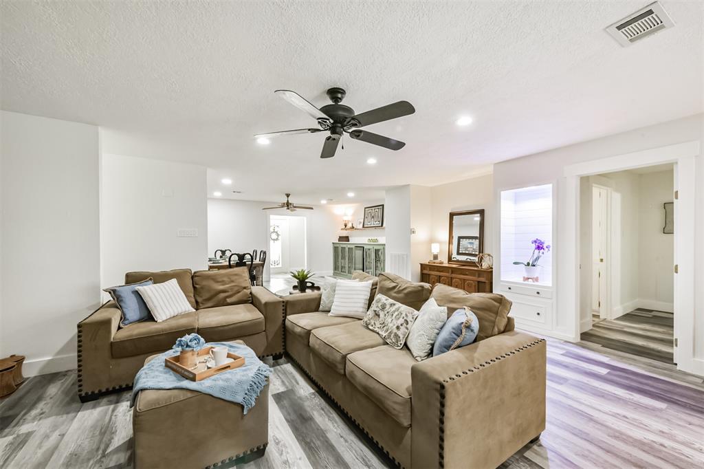 9818 Twin Shores Drive, Willis, Texas image 12