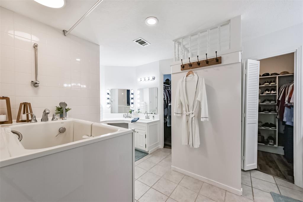 9818 Twin Shores Drive, Willis, Texas image 21