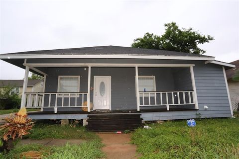 Photo of 1440 Euclid Street, Beaumont, TX 77705 (MLS # 81279178)