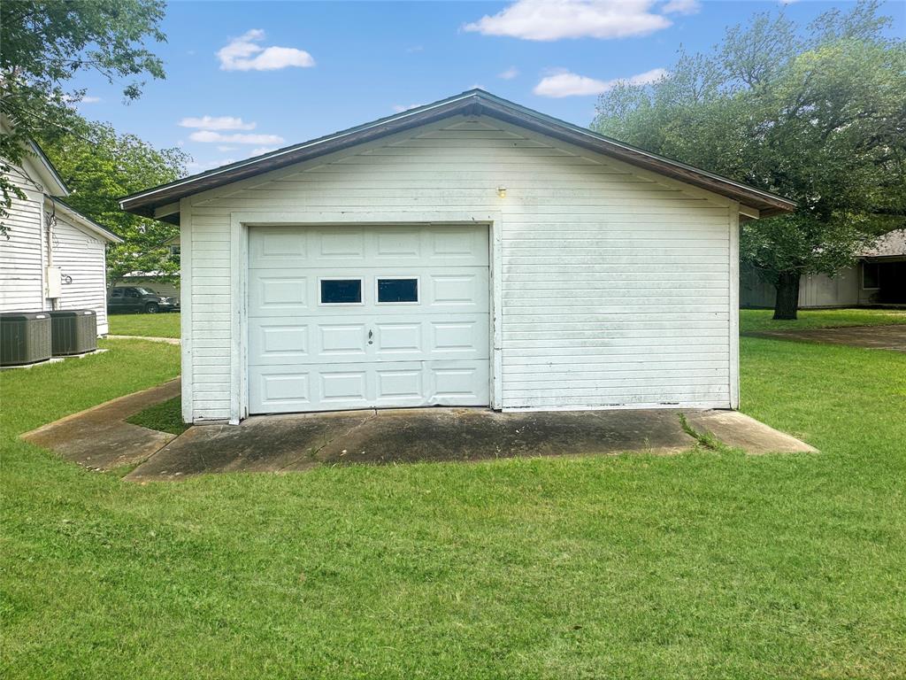307 N Pecan St, Moulton, Texas image 23