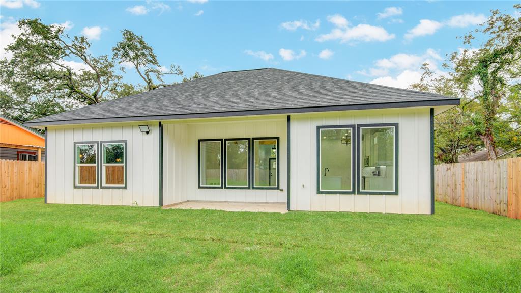 712 Sealy St, Clute, Texas image 39