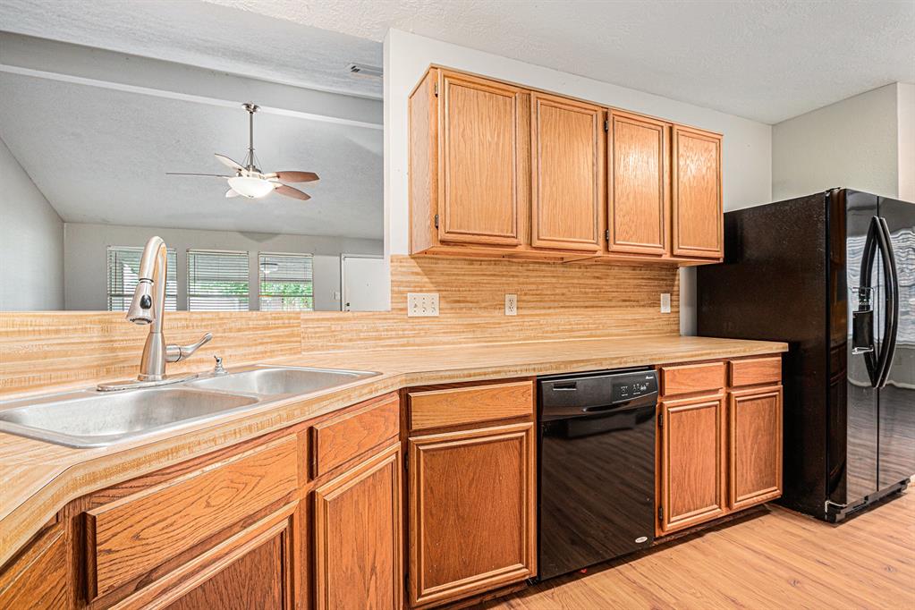 16003 Surrey Woods Drive, Friendswood, Texas image 18