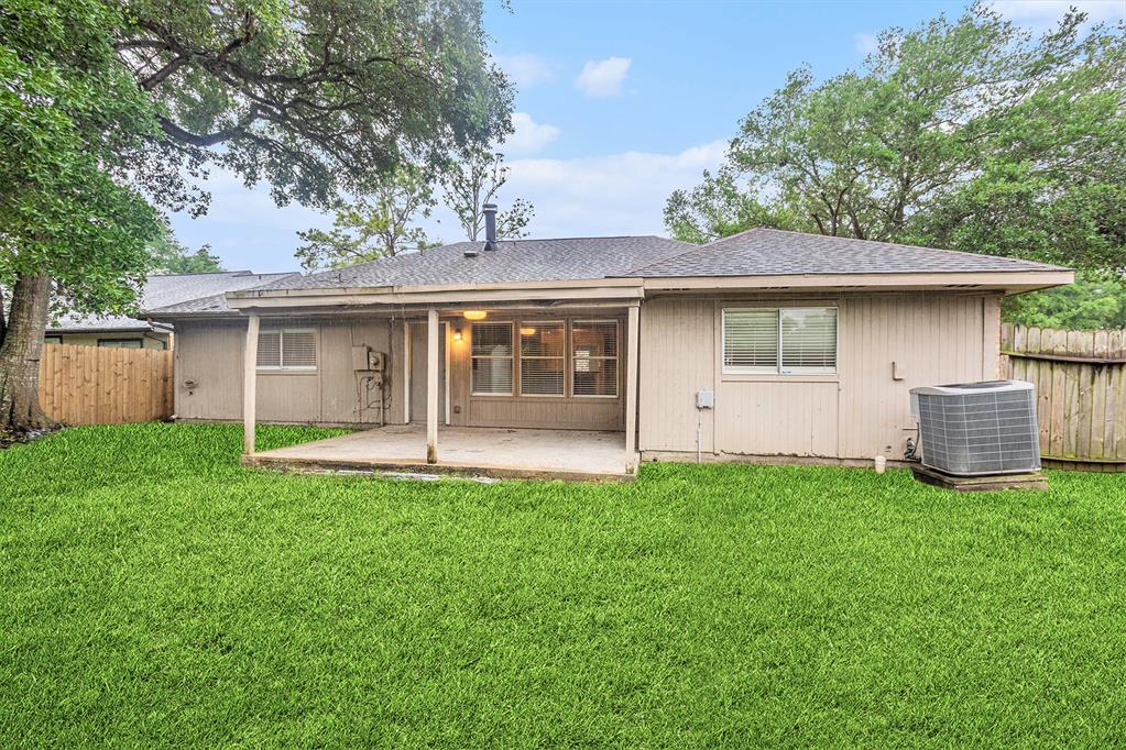 16003 Surrey Woods Drive, Friendswood, Texas image 29