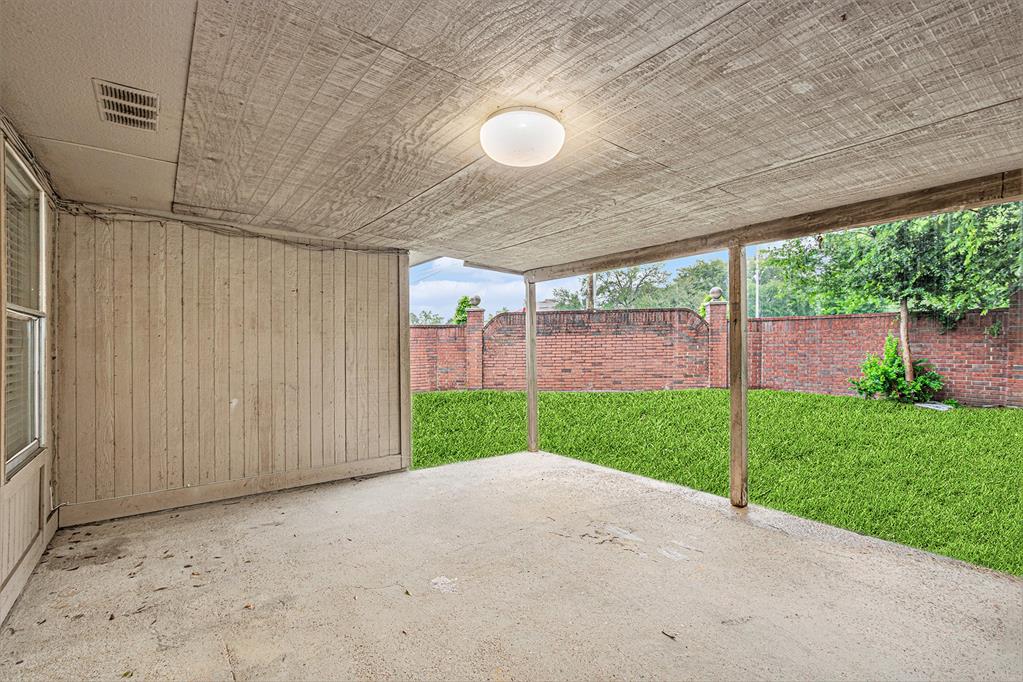 16003 Surrey Woods Drive, Friendswood, Texas image 26