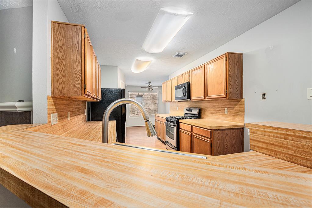 16003 Surrey Woods Drive, Friendswood, Texas image 17