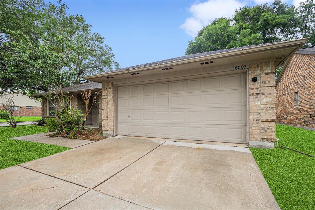 16003 Surrey Woods Drive, Friendswood, Texas image 1