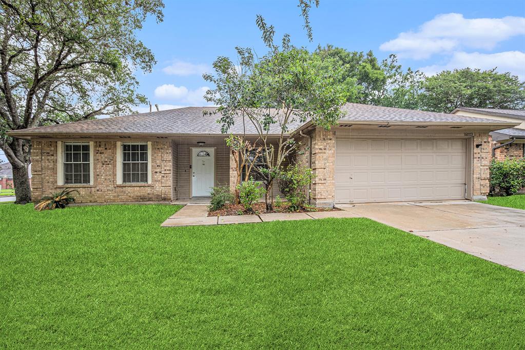 16003 Surrey Woods Drive, Friendswood, Texas image 2