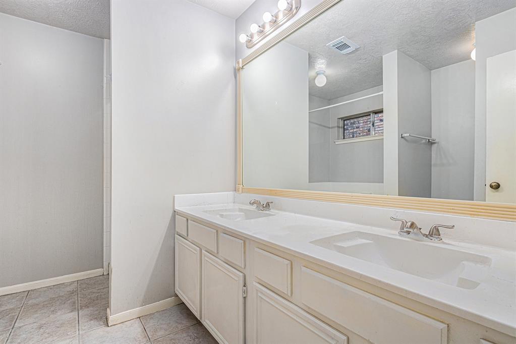 16003 Surrey Woods Drive, Friendswood, Texas image 11