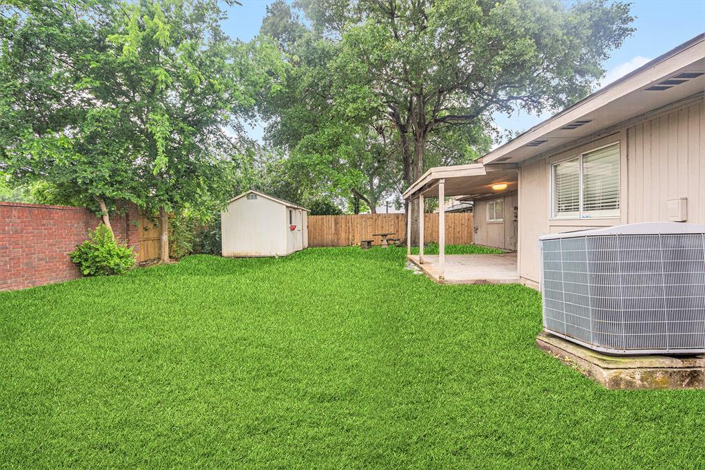 16003 Surrey Woods Drive, Friendswood, Texas image 28
