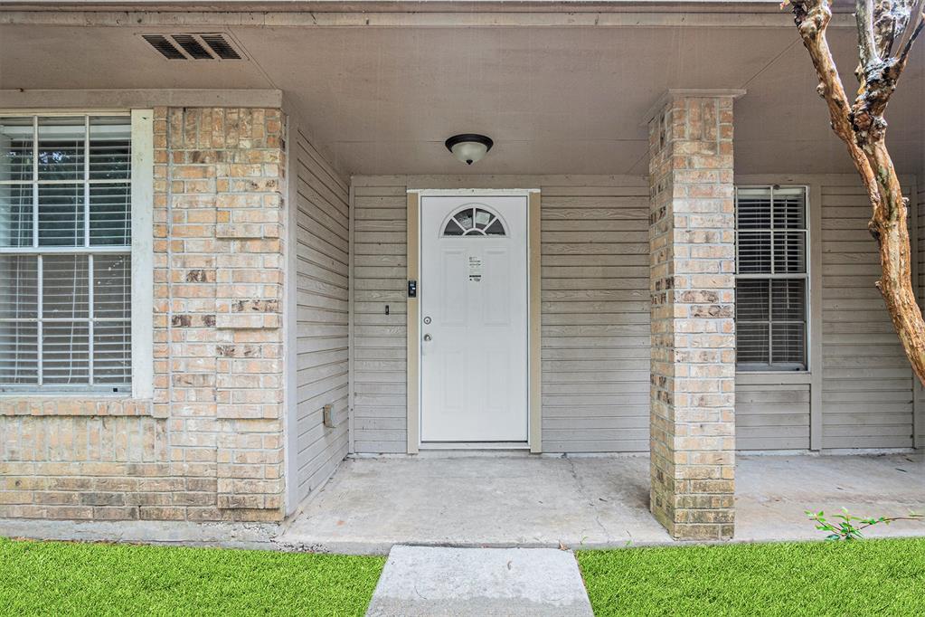 16003 Surrey Woods Drive, Friendswood, Texas image 3