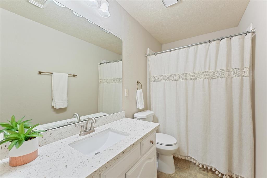 1017 Oak Knoll Court, Sugar Land, Texas image 7