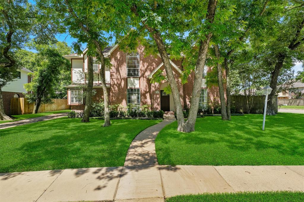 1017 Oak Knoll Court, Sugar Land, Texas image 3
