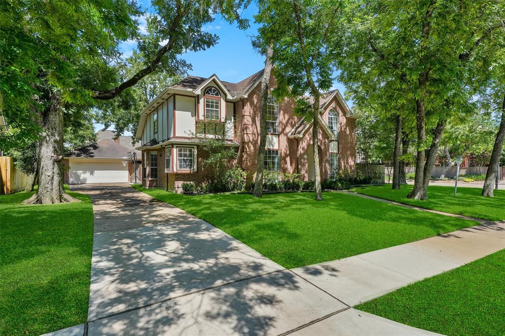 1017 Oak Knoll Court, Sugar Land, Texas image 2