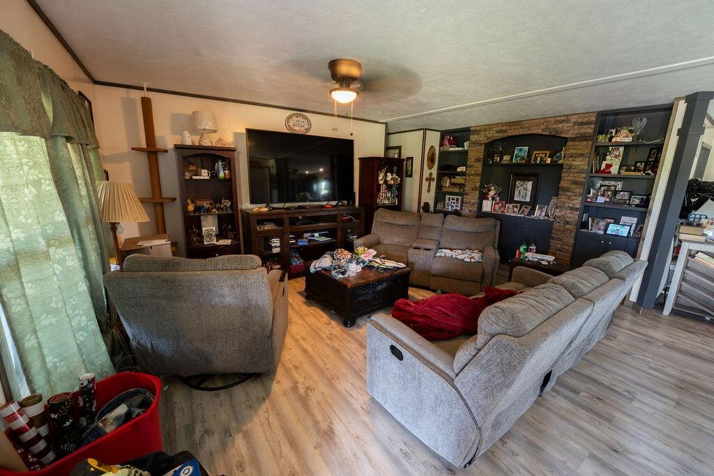 6016 W Lake Creek Road, Riesel, Texas image 2